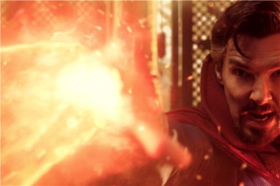 Manchmal hilft nur Feuer: Doctor Strange (Benedict Cumberbatch).Bild: Walt Disney