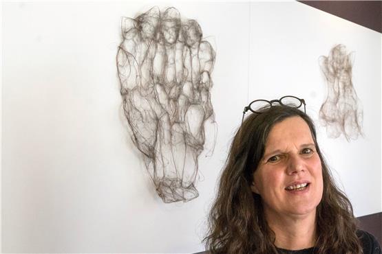 Angelika Zeller stellt in der Galerie Fingur aus: Leben, haarscharf