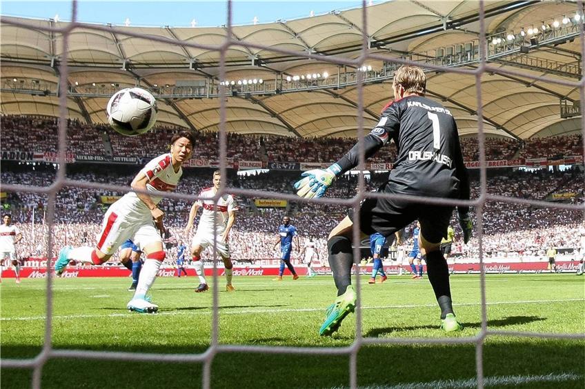 Mann des Tages: In der 27. Minute brachte der Japaner Takuma Asano (links) den VfB Stuttgart in Führung, KSC-Torwart Dirk Orlishausen war chancenlos. Foto: Imago