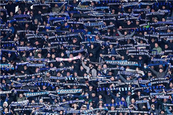 Mannheims Fans halten Fanschals in die Höhe. Die Waldhof-Fans werden auch in der kommenden Saison Abifade sehen. Foto: Uwe Anspach/dpa