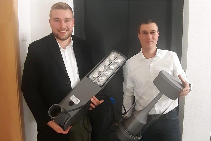 Manuel Landes (links) und Steffen Bierweiler zeigten dem Gemeinderat Neustetten einige Lampenmodelle. Links das Modell Siteco SL11. Bild: Andreas Straub