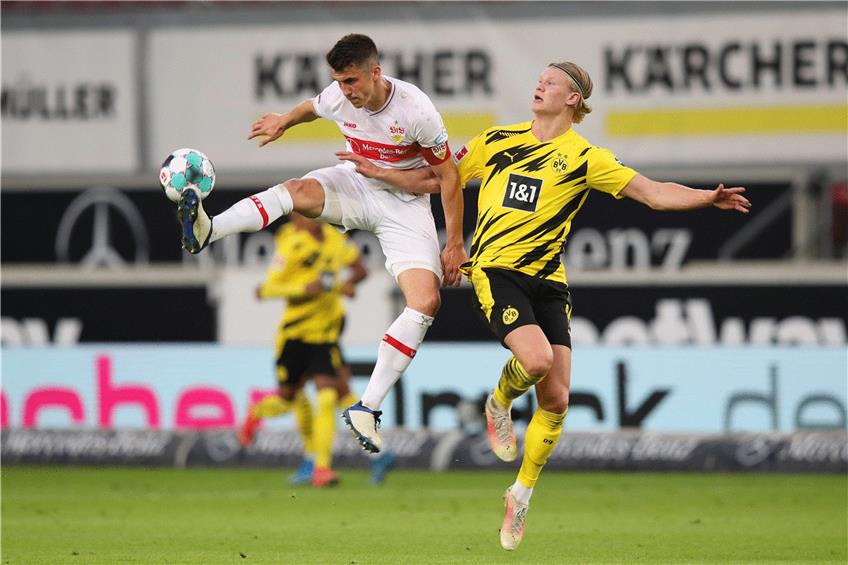 Marc Kempf (links), hier im Zweikampf mit Dortmunds Sturmass Erling Haaland, lehnt ein verbessertes VfB-Angebot ab. Foto: Tom Weller/dpa