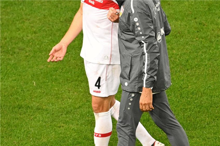 Marc-Oliver Kempf vom VfB Stuttgart muss verletzt vom Platz. Vereinsarzt Raymond Best begleitet den Abwehrspieler.  Foto: Tom Weller