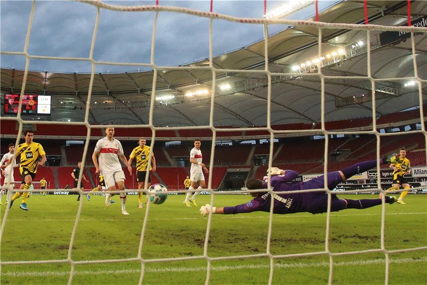Marco Reus (r.) erzielt das 2:1 für den BVB. VfB-Keeper Gregor Kobel streckt sich vergeblich. Foto: Tom Weller/dpa