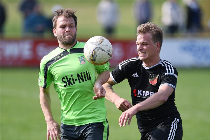 Marco Sumser (rechts), hier 2017 noch im Trikot des FC Holzhausen im Spiel beim SV Nehren (Philipp Reitter). Bild: Ulmer