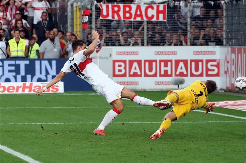 Mario Gomez erzielt kurz nach der Halbzeitpause die zwischenzeitliche 2:1-Führung für den VfB in Freiburg  Keeper Schwolow ohne Chance. Aber der Sportclub kämpft sich in einem unterhaltsamen Spiel zurück zum 3:3-Endstand. Foto: imago/Sportfoto Rudel