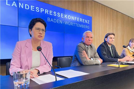 Marion Gentges (CDU, l-r), Thomas Strobl (CDU, r) und LKA-Präsident Andreas Stenger nehmen an einer Pressekonferenz teil. Foto: Nico Pointner/dpa