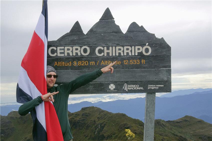Mark Hegedüs, seit 2014 unterwegs, auf dem höchsten Berg Costa Ricas. Foto: Handout/dpa