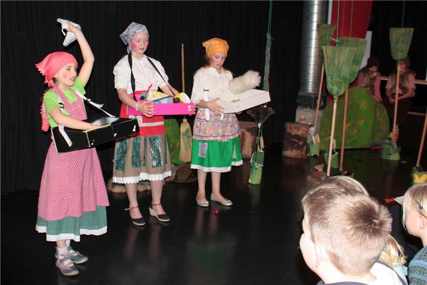 Markttag im Rottenburger Theater am Torbogen: Das Kinderensemble spielt „Sieben Geißlein und ein Wolf“. Bild: Straub