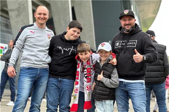 Markus Strobel (links) und sein Bruder Dirk Strobel (rechts) machen sich gemeinsam mit ihren Söhnen und ihrem Vater (nicht auf dem Bild) einen schönen Fußballnachmittag auf der Kreuzeiche. Bild: Maik Wilke