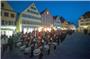 Marschieren und gratulieren: Die Bürgerwache... Bild: Metz