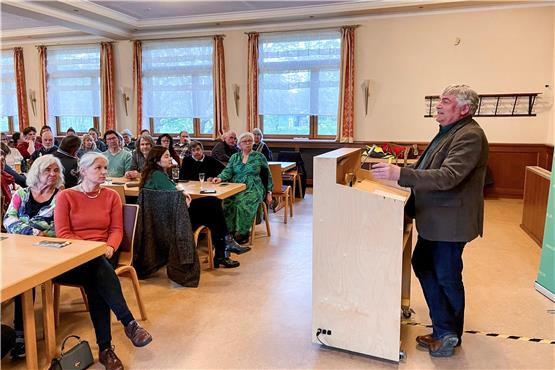 Martin Häusling, Mitglied des Europäischen Parlaments und agrarpolitischer Sprecher für die Grünen/Europäische Freie Allianz (EFA) spricht beim Grünen-Frühlingsempfang im Rottenburger Haus der Bürgerwache. Bild: Jana Breuling