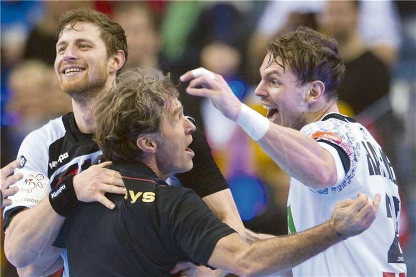 Martin Strobel, Physiotherapeut Peter Gräschus und Kai Häfner (v. l.) bejubeln den Titel bei der Handball-EM in Polen. Foto: Imago