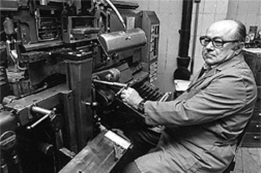 Maschinensetzer Georg Marx an einer der sieben übermannshohen Linotypes im Maschinensaal des Verlagshauses . Archivbild