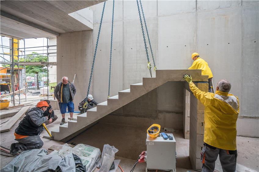 Maßarbeit: Ein neues Treppenteil wird zentimetergenau eingepasst. Bild: Ulrich Metz