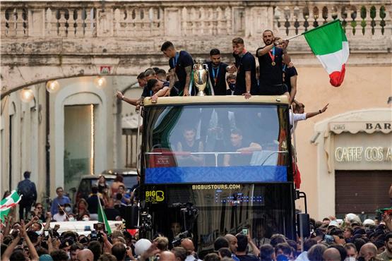 Massen-Veranstaltung: Die EM- Sieger im offenen Bus in Rom. Foto: Alessandra Tarantino/dpa