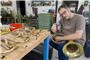 Matthias Hölle aus Hirrlingen ist Metallblasinstrumentenbau-Meister. In seiner Werkstatt repariert und baut er Instrumente. Bild: Klaus Stifel