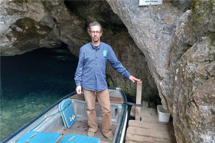 Matthias López Correa ist Fährmann für die Wimsener Höhle. Foto: Elisabeth Zoll