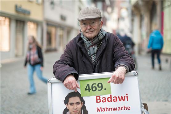 Max Steinacher protestiert unermüdlich –  unter anderem gegen das Vorgehen Saudi-Arabiens gegen den Blogger Raif Badawi. Bild: Wolfgang Albers