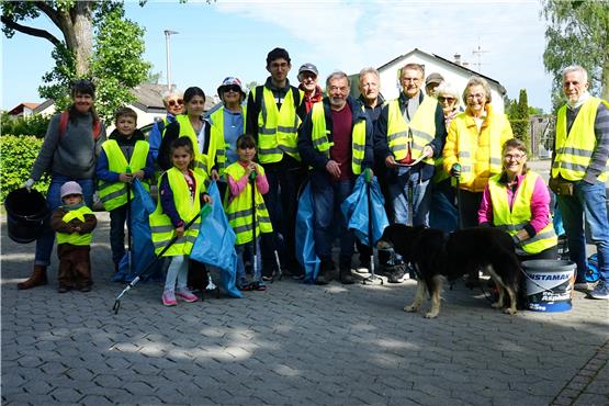 Mehr Helfer, als aufs Bild passten. Ein Teil der Freiwilligen in Bästenhardt. Bild: Andreas Straub