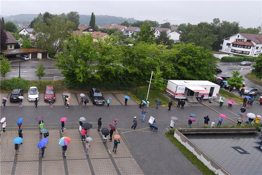 Mehr als 100 Menschen warteten am Montagmorgen bei Cegat in der Paul-Ehrlich-Straße, wo es jetzt „Antikörpertests to go“ gibt. Bild: Ulmer