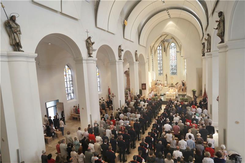 Mehr als tausend Katholiken kamen am Donnerstag zur festlichen Fronleichnamsproz...
