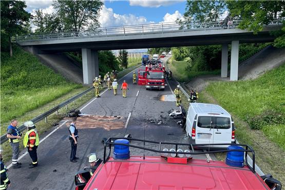 Mehrere Fahrzeuge und Einsatzfahrzeuge stehen nach einem Verkehrsunfall auf der Fahrbahn. Foto: ---/Kreisfeuerwehrverband Bodenseekreis e. V./dpa