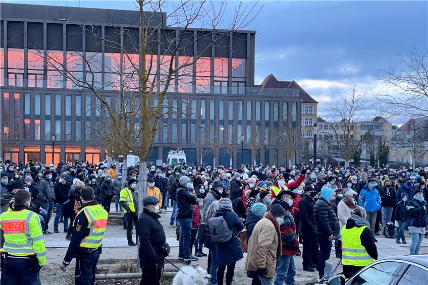 Mehrere Hundert Menschen demonstrieren in Reutlingen gegen die Maßnahmen, die vor einer Ansteckung mit dem Corona-Virus schützen sollen. Bild: Jonas Bleeser