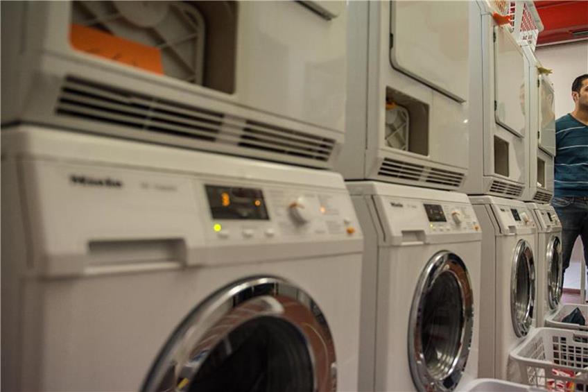 Mehrere Waschmaschinen stehen in einem Keller. Foto: Wolfram Kastl/Archiv dpa/lsw