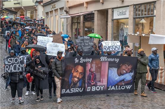Mehrere hundert Menschen protestierten am Samstag gegen Rassismus – und die Äußerungen des Tübinger OBs. Bild: Ulrich Metz