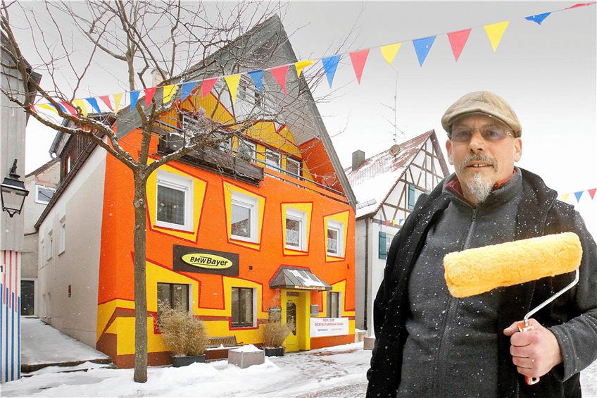 „Mein Haus meine Farbe“: Auf der Alb macht derzeit ein Gebäude Furore. Georg Bayer hat es in Hayingen bunt bemalt. Foto: Horst Haas