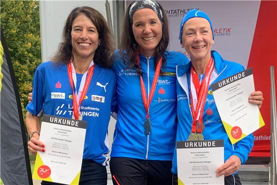 Meisterlich im Halbmarathon: Die Seniorinnen der LAV Stadtwerke Tübingen (von links Kathrin Ripper, Anja Karau und Nicole Schwindt) gewannen in Ulm den Team-Titel in ihrer Altersklasse Ü50. Vereinsbild