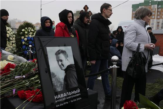Menschen nehmen an der Beerdigungszeremonie auf dem Friedhof Borisowskoje teil. Foto: Uncredited/AP/dpa