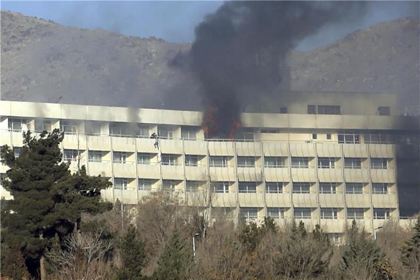 Menschen versuchen sich aus dem Hotel in Kabul über Balkone zu retten. Foto: Rahmat Gul/Archiv dpa/lsw