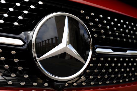 Mercedes-Benz-Logo an einem Fahrzeug Foto: Clara Margais/dpa/Symbolbild