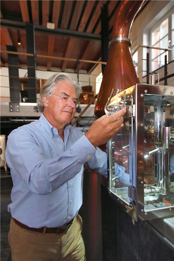 Michael Scheibel steht vor dem kupfernen Schwanenhals der Brennblase und prüft seinen Whisky – am Anfang ist er klar wie Wasser... Bild: Erich Sommer