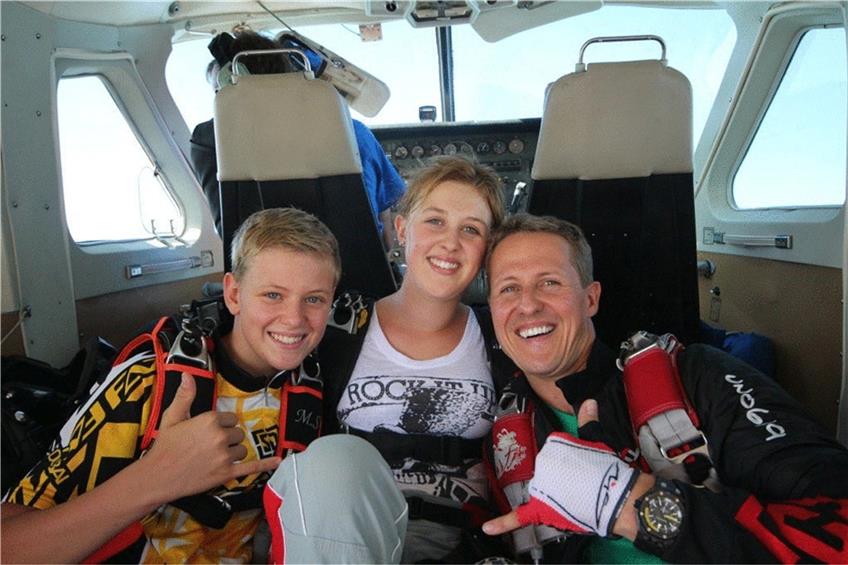Michael Schumacher mit seinen Kindern Mick und Gina-Maria in einer Szene der Netflix-Dokumentation „Schumacher“.  Foto: Privat/Netflix/dpa