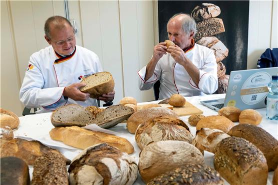 Michael Winter und Manfred Stiefel (von links) testeten bei der Brotprüfung die eingereichten Backwaren aus der Region. Bild: Klaus Franke