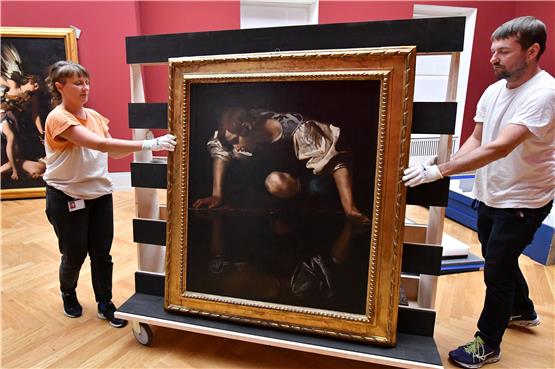Michelangelo Merisi Caravaggios Gemälde „Narziss“, entstanden in den Jahren vor 1600, hier beim Aufbau einer Ausstellung im Potsdamer Museum Barberini.  Foto: Bernd Settnik/dpa