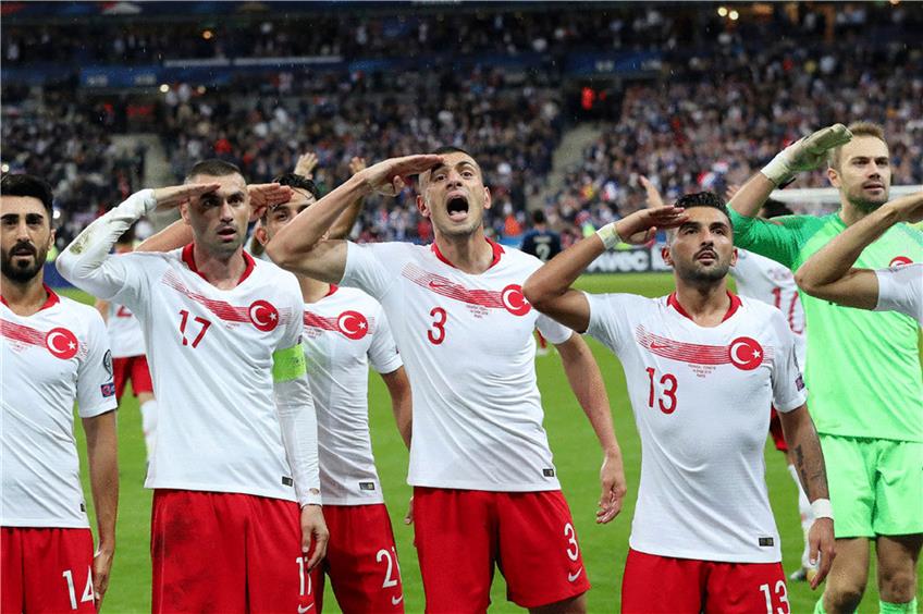 Militärischer Gruß auf dem Fußballfeld: Die türkischen Spieler feiern ihren 1:1-Ausgleichstreffer gegen Frankreich und salutieren dabei. Foto: Thibault Camus/AP/dpa