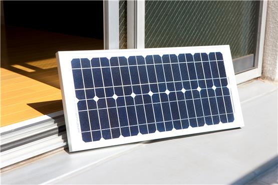 Mini-Kraftwerk auf der Fensterbank: Solche Solarmodule sind derzeit heiß begehrt.  Foto: © Paylessimages/adobe.stock.com