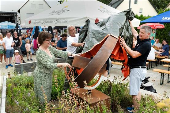 Ministerialdirektorin Grit Puchan enthüllt mit Bürgermeister Egon Betz die Skulptur auf dem Wulleplatz in Nehren. Bild: Klaus Franke