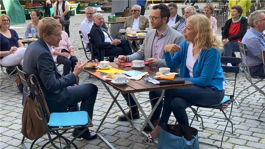 Ministerpräsident Daniel Günther (links) im Gespräch mit Christoph Naser und Lisa Federle. Bild: Anna Maria Jaumann