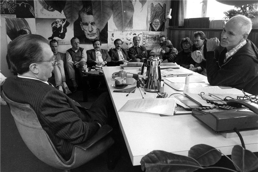 Ministerpräsident Lothar Späth (links) war 1987 Gast in der Redaktion. Rechts vorne Chefredakteur Christoph Müller. Archivbild: Ulrich Metz