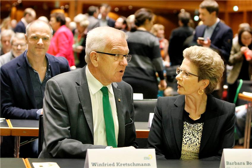 Ministerpräsident Winfried Kretschmann am Samstag beim Grünen-Parteitag in der Stadthalle im Gespräch mit Oberbürgermeisterin Barbara Bosch. Bild: Haas