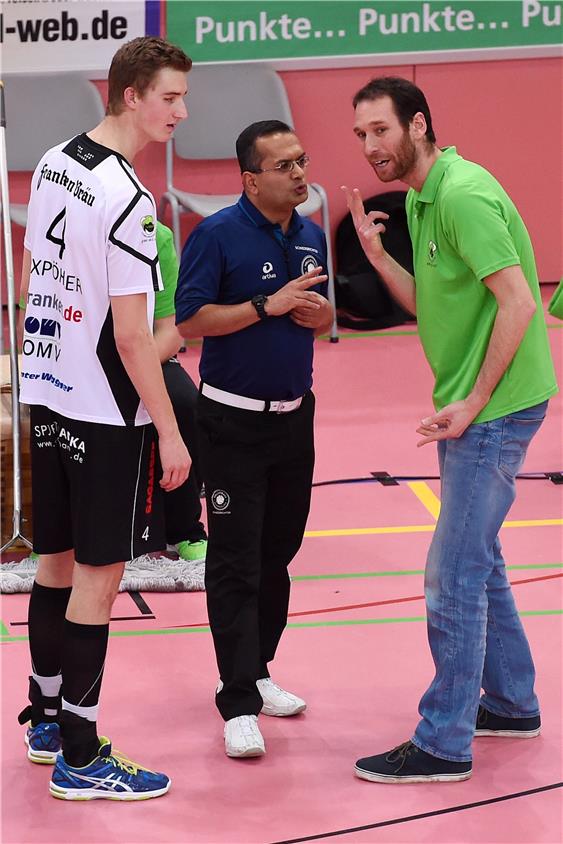 Minutenlange Diskussion mit Schiedsrichter Manohar Faupel: Coburgs Trainer Itamar Stein (rechts) nahm unerlaubt eine dritte und vierte Auszeit.