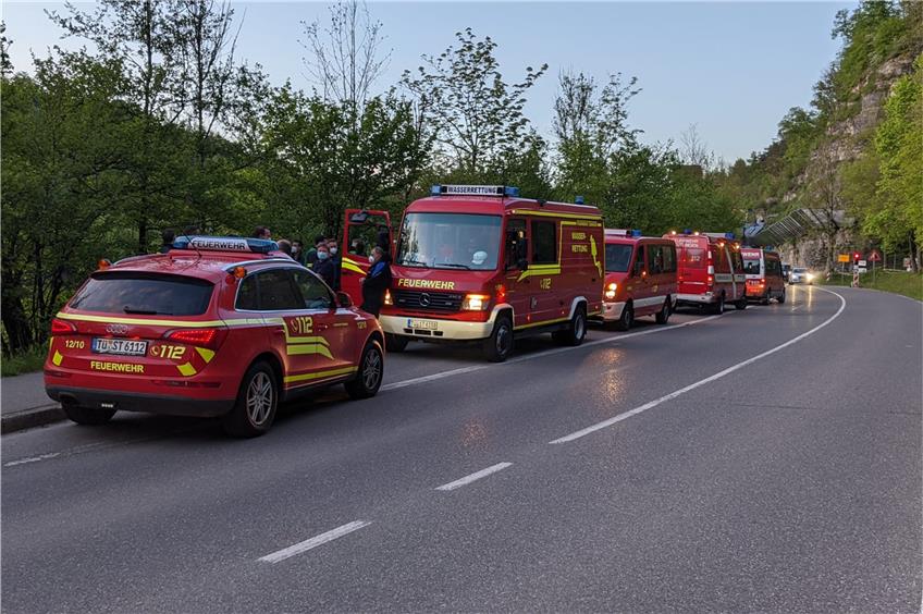 Mit 75 Leuten suchte die Rottenburger Feuerwehr am Mittwochabend den Neckar nach einem vermeintlich in den Fluss gefallenen Kind ab. Bild: Angelika Bachmann