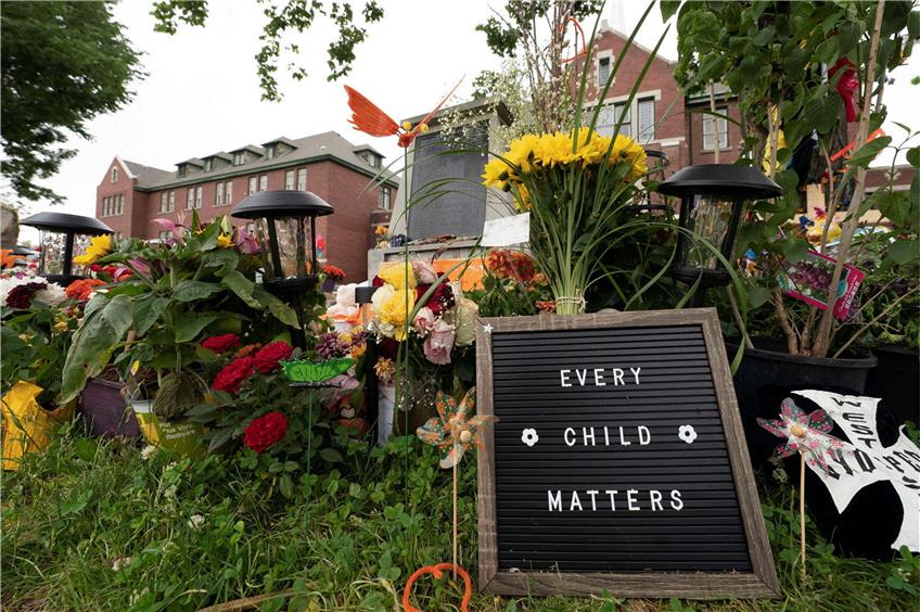 Mit Blumen erinnern Einwohner von Kamloops an die 215 toten Kinder auf dem Gelände der Residential School in Kanada. Foto: Imago/Jonathan Hayward