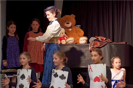 Mit Mary Poppins macht sogar Aufräumen und Englisch lernen Spaß, wie diese Teilnehmerinnen des Musical Theater Camps am d.a.i. bestätigen können. Bild: Metz