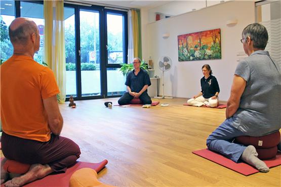 Mit Meditationen eröffnet und beschließt Bernhard Sturtz (Mitte) die Treffen der Buddhistischen Gemeinschaft. Bilder: Koebnik, Wikimedia: Nyo
